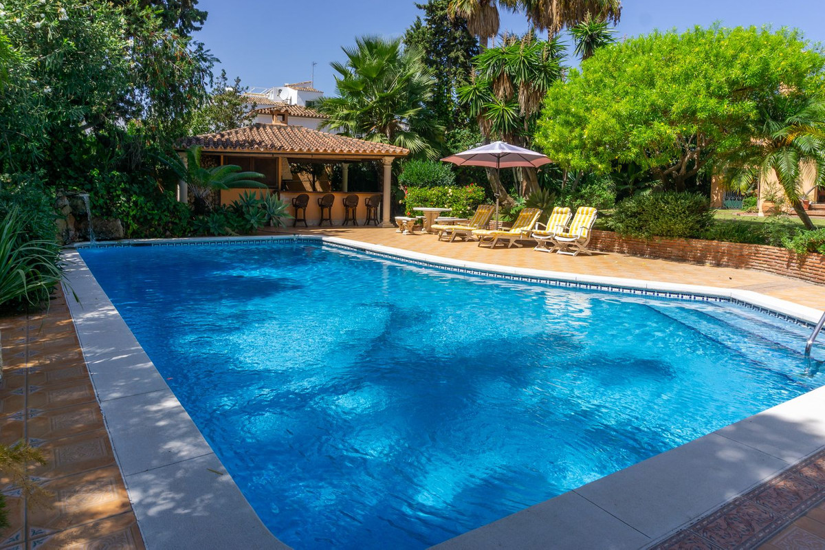 Villa for sale in El Paraiso