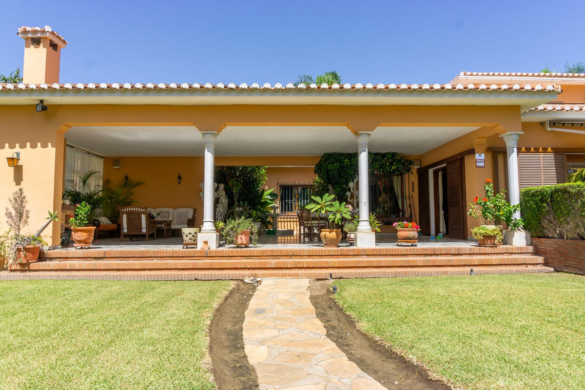 Villa for sale in El Paraiso