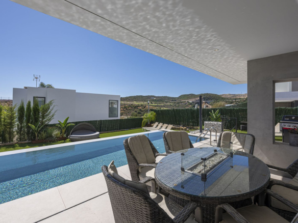 Villa for sale in Estepona