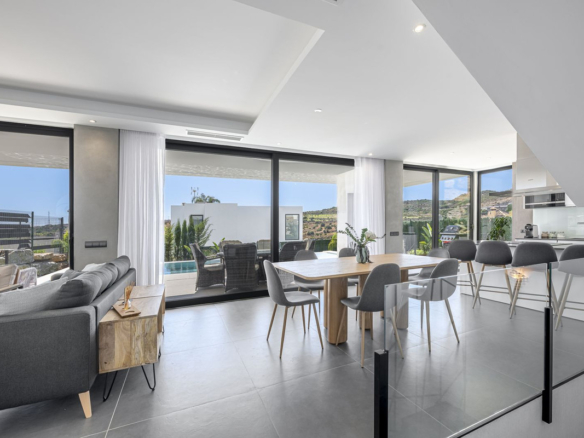 Villa for sale in Estepona