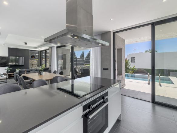 Villa for sale in Estepona