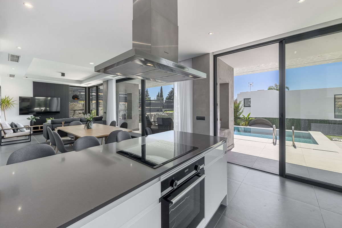 Villa for sale in Estepona