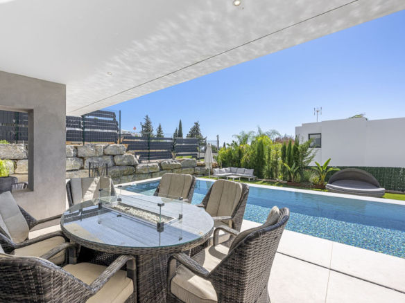 Villa for sale in Estepona