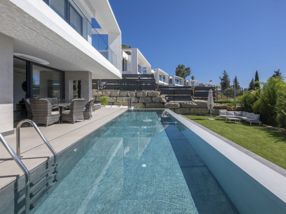 Villa for sale in Estepona