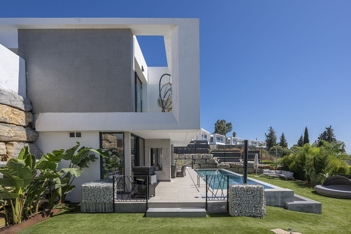 Villa for sale in Estepona
