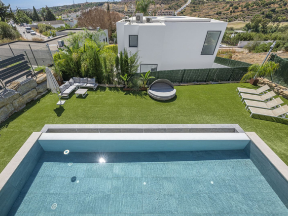 Villa for sale in Estepona