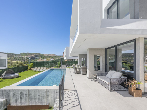 Villa for sale in Estepona