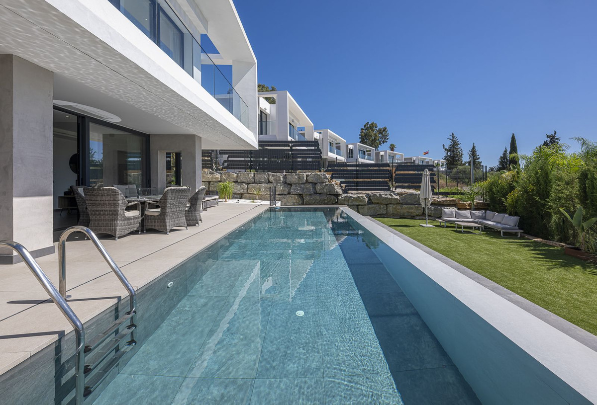 Villa-in-Estepona-Ref-R5488303 Villa for sale in Estepona