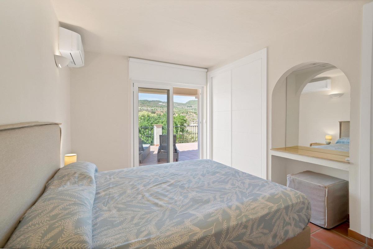 Villa for sale in Estepona