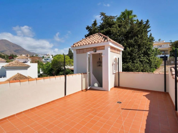 Villa for sale in Estepona