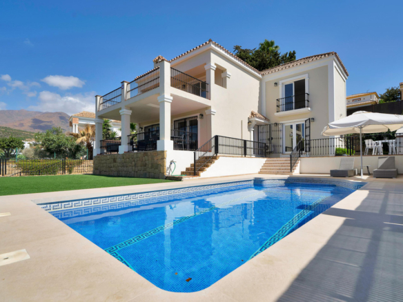 Villa for sale in Estepona
