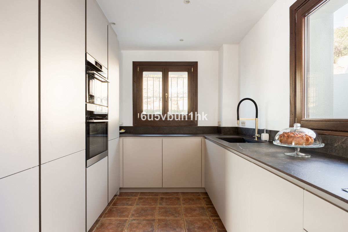 Villa for sale in Estepona