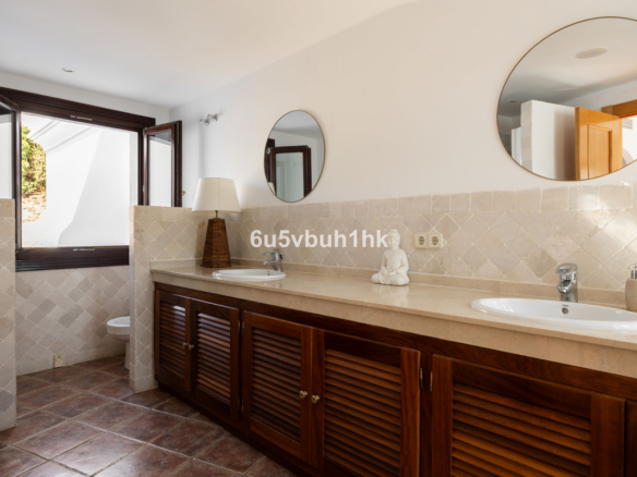 Villa for sale in Estepona