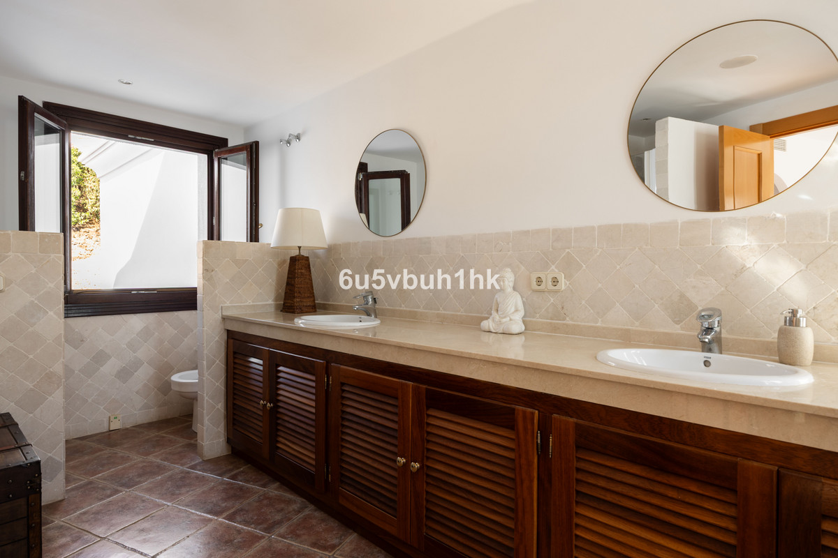 Villa for sale in Estepona