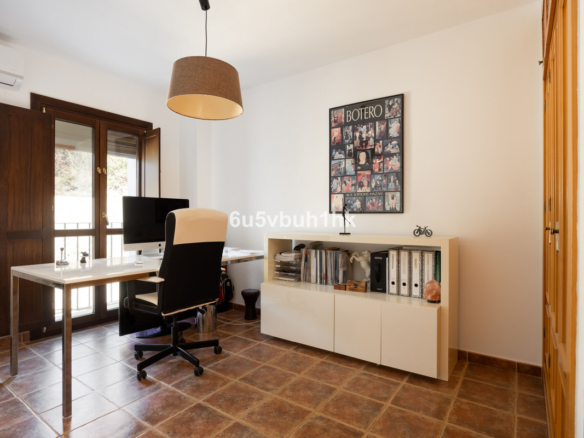 Villa for sale in Estepona