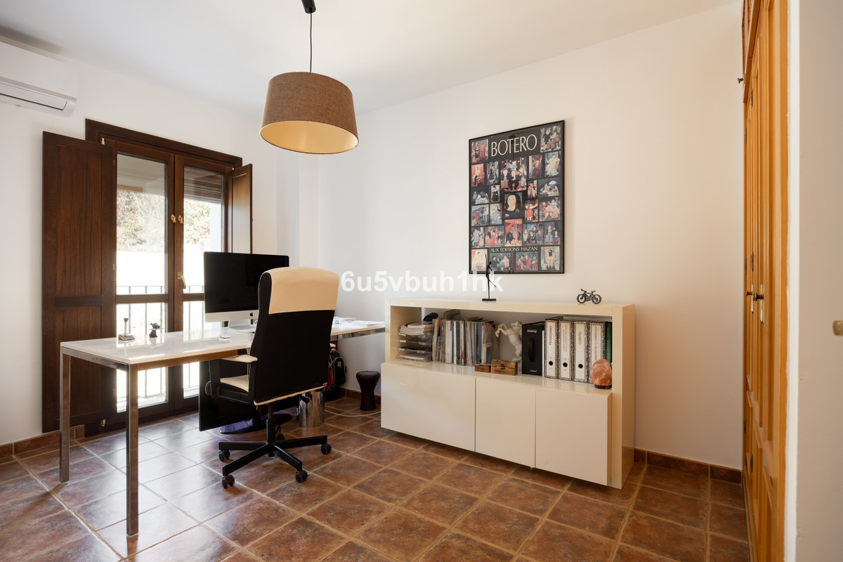 Villa for sale in Estepona