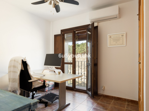 Villa for sale in Estepona