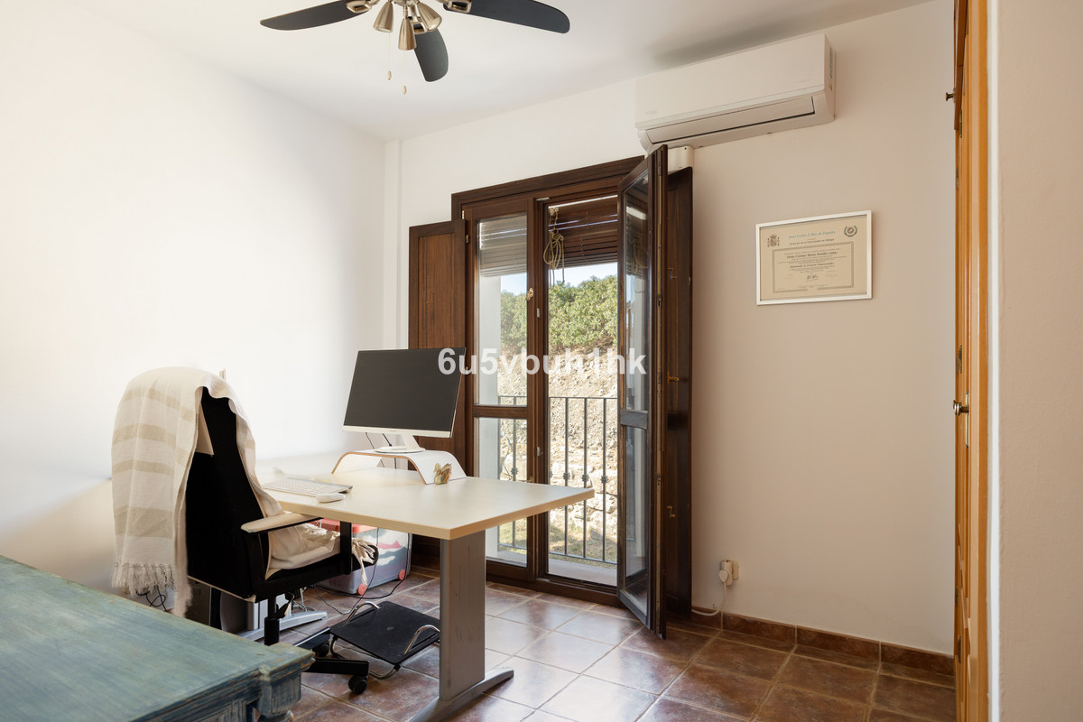 Villa for sale in Estepona