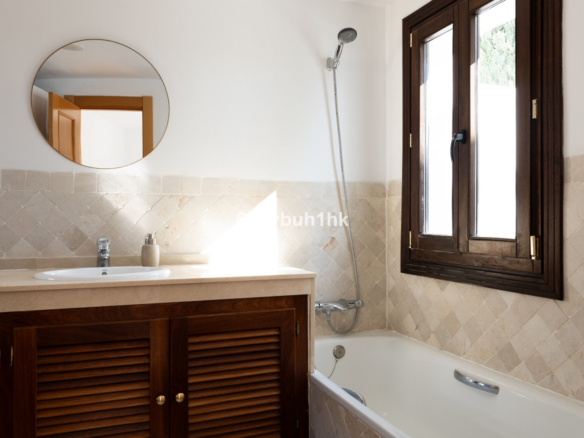 Villa for sale in Estepona