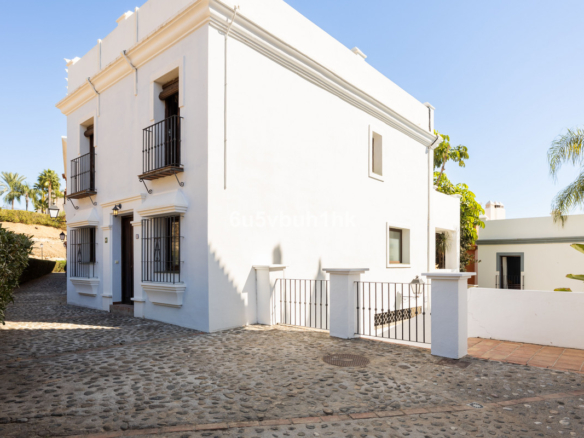 Villa for sale in Estepona