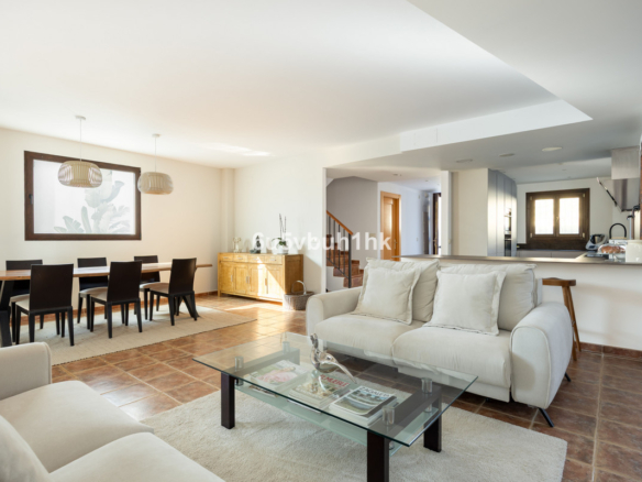 Villa for sale in Estepona