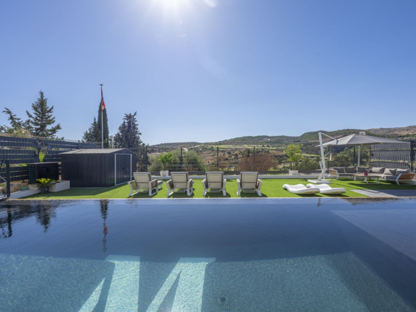 Villa for sale in Estepona