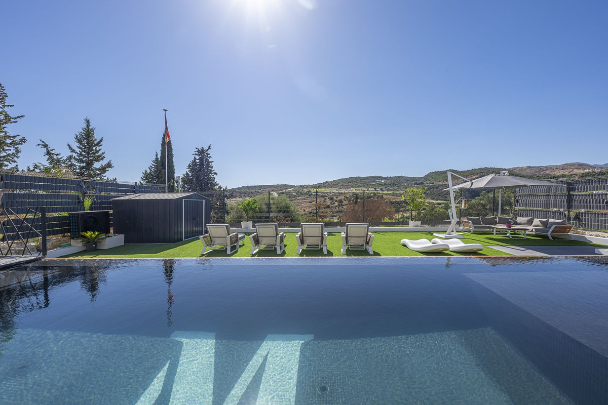 Villa for sale in Estepona