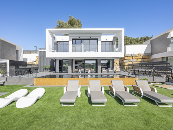 Villa for sale in Estepona