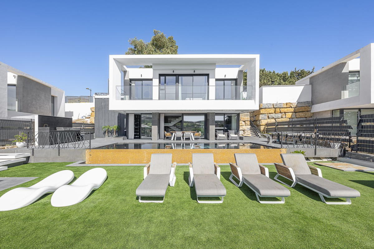 Villa for sale in Estepona