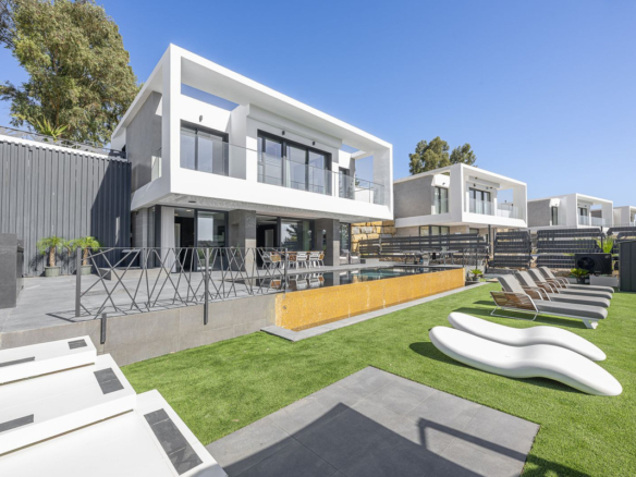 Villa for sale in Estepona