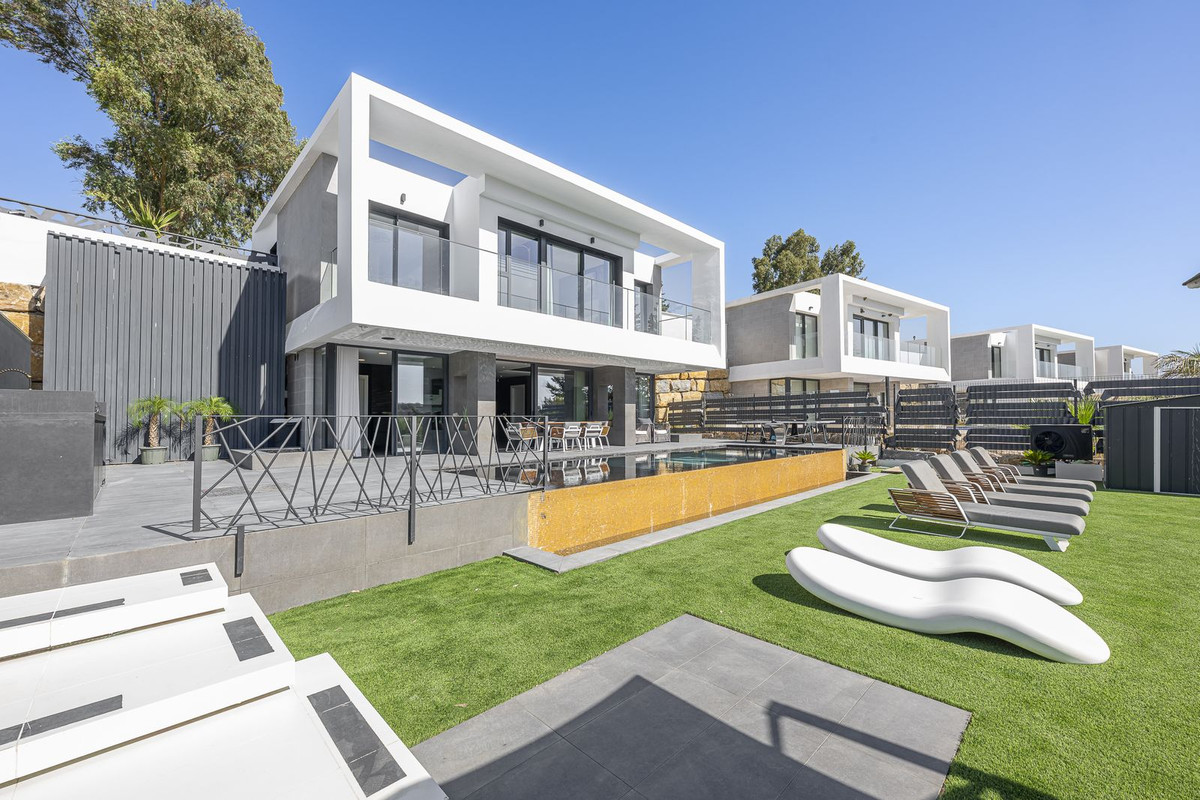 Villa for sale in Estepona
