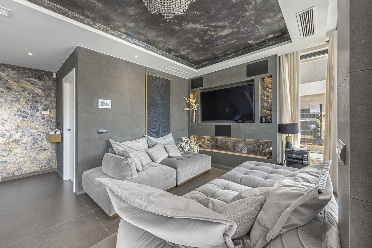 Villa for sale in Estepona