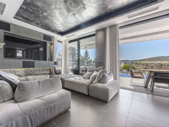 Villa for sale in Estepona
