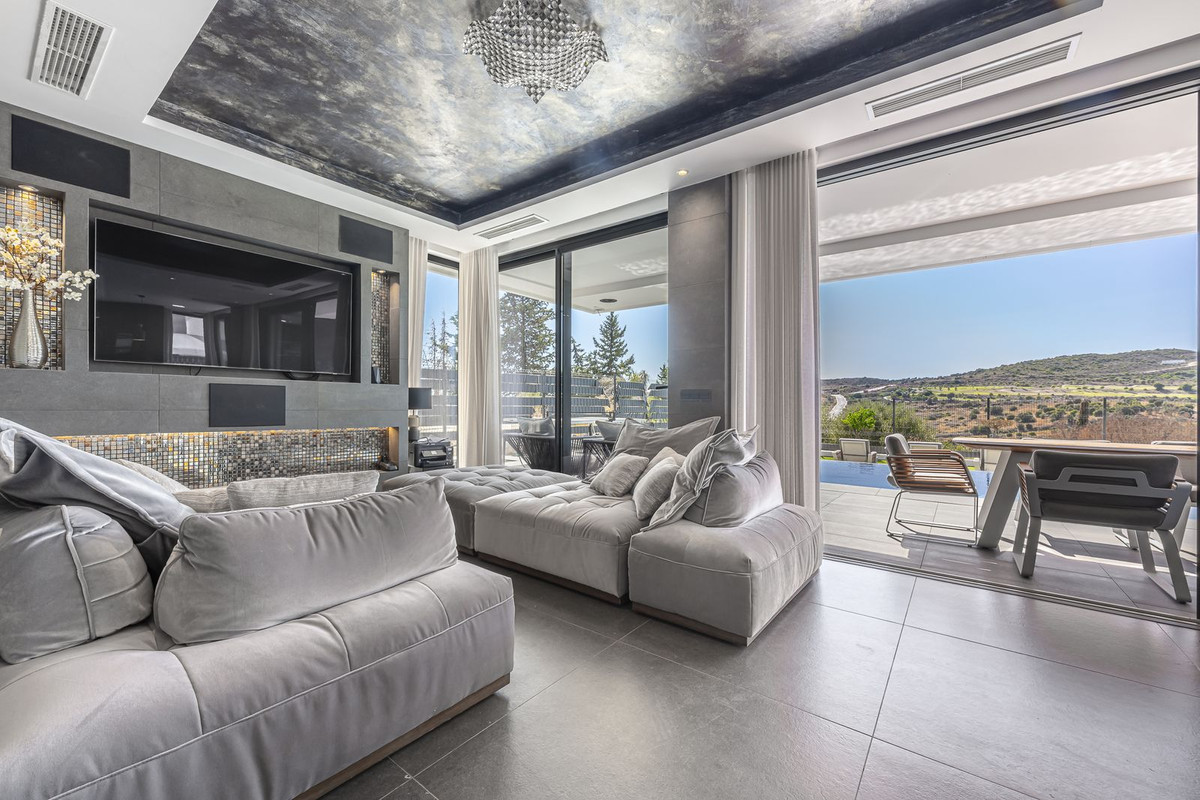 Villa for sale in Estepona