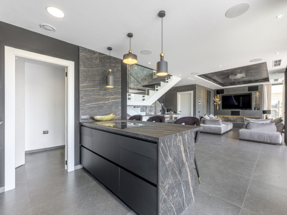 Villa for sale in Estepona