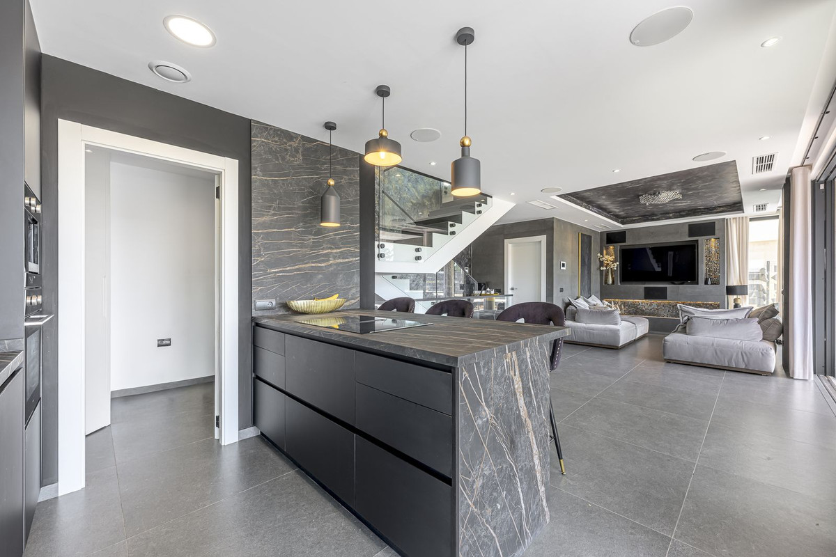 Villa for sale in Estepona