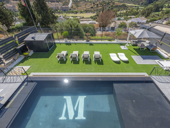 Villa for sale in Estepona