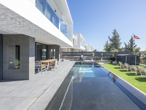 Villa for sale in Estepona