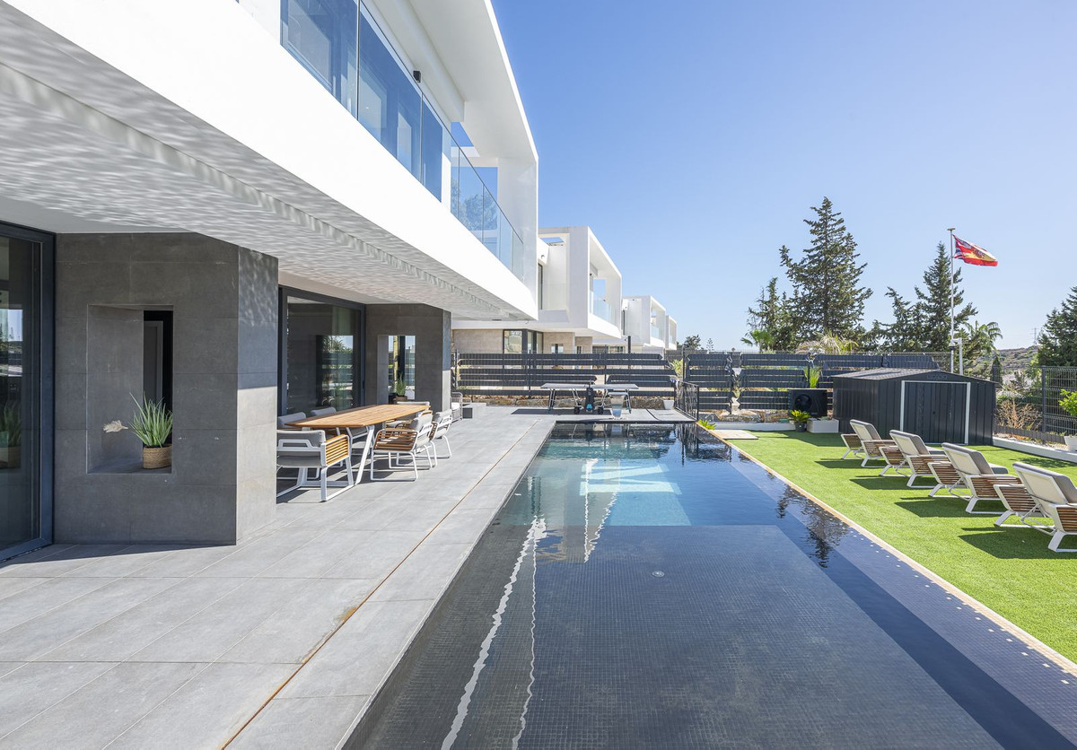 Villa for sale in Estepona
