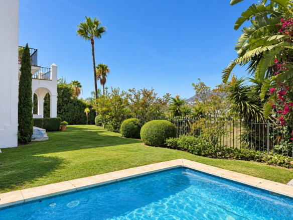 Villa for sale in Estepona