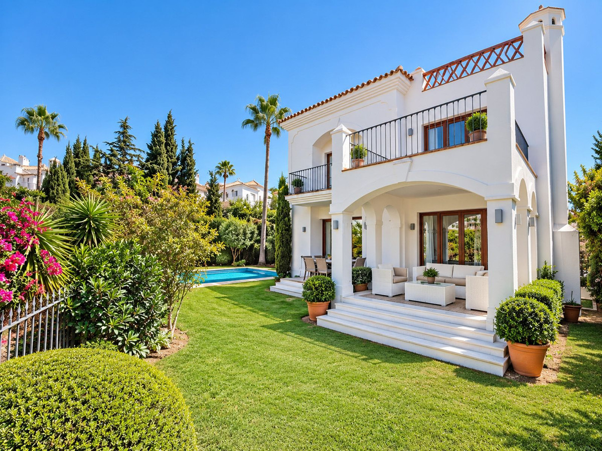 Villa for sale in Estepona