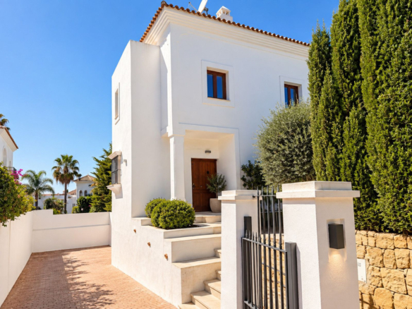 Villa for sale in Estepona