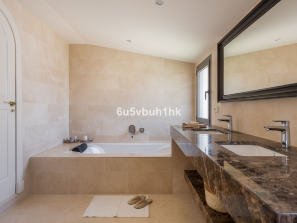 Villa for sale in Fuengirola