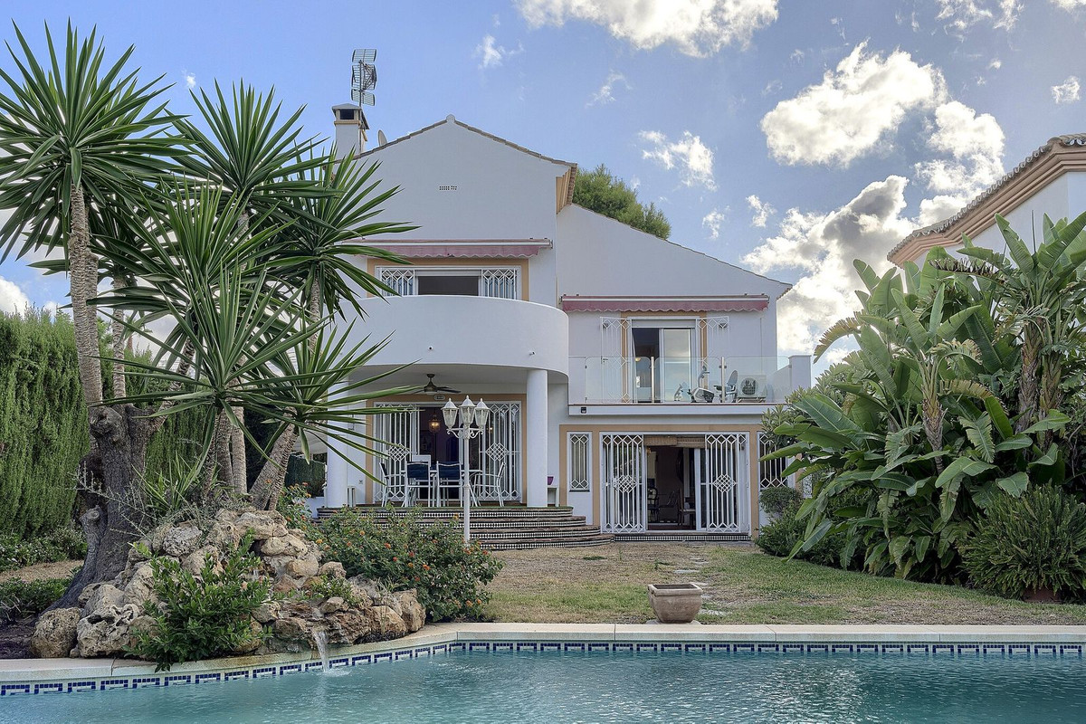 Villa-in-Marbella-Ref-R5478139 Villa for sale in Marbella
