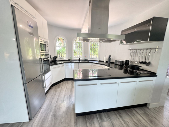 Villa for sale in Mijas