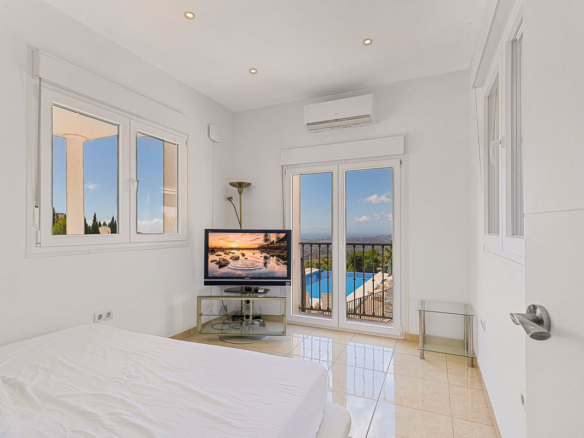 Villa for sale in Mijas