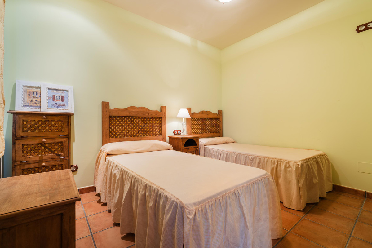 Townhouse for sale in Istán