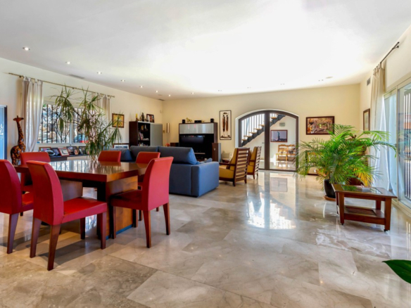 Villa for sale in Benalmadena