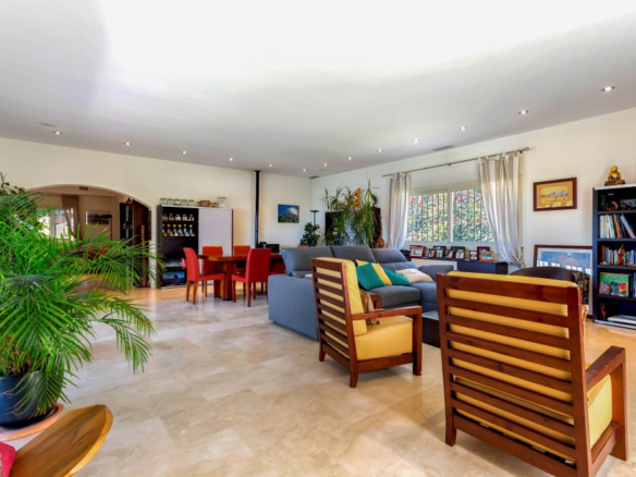 Villa for sale in Benalmadena