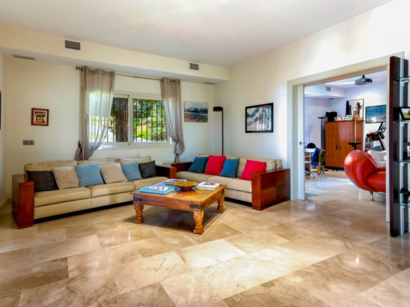 Villa for sale in Benalmadena